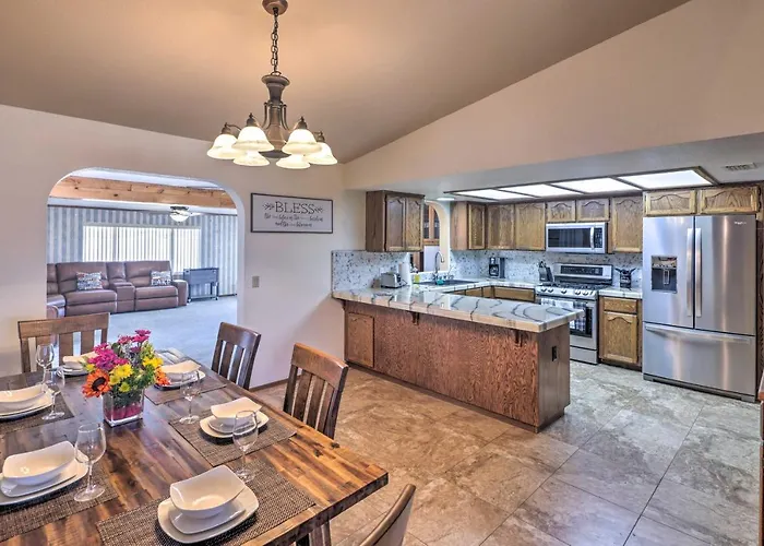 4 Mi To Havasu: Luxe W/ Outdoor Oasis Holiday home *