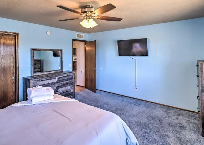 4 Mi To Havasu: Luxe W/ Outdoor Oasis *