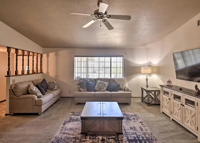 4 Mi To Havasu: Luxe W/ Outdoor Oasis Holiday home *